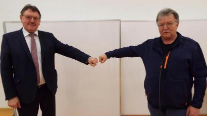 Bild: e
Bürgermeister Hans-Martin Schertl (links) führt Armin Heuberger in das Amt des Vilsecker Umweltbeauftragten ein.