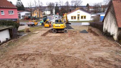 Bild: bkr
Seit Mittwoch sind zur Befestigung des Parkplatzes des Buchbinderanwesens in Immenreuth Baumaschinen im Einsatz.