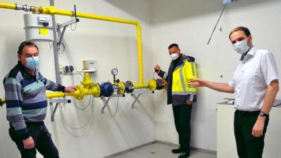 Bild:  Karoline Gajeck-Scheuck
Gas- und Wassermonteur Stefan Schober (Mitte) von den Amberger Stadtwerken prüft mit einem Gasprüfgerät innenliegende Teile eines Gas-Hausanschlusses. Mit im Bild: Betriebsingenieur Maximilian Deget (rechts) und Gas- und Wassermeister Karl Weizer.
