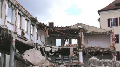 Bild: Portner
Das Sparkassengebäude in der Bezirksamtsstraße in Oberviechtach präsentiert sich Anfang der Woche als Ruine.