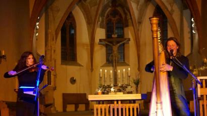 Bild: abi
Andy Lang (rechts) und Monika Romanovska (links) gestalteten einen Gottesdienst zu Ehren des heiligen Patrick in der Marktredwitzer Bartholomäuskirche.