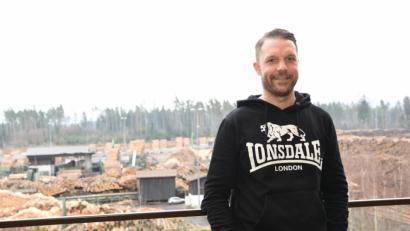 Bild: gb
Die Holzverarbeitung ist das Kerngeschäft der Ziegler Group. Geschäftsführender Gesellschafter Stefan Ziegler will den wirtschaftlichen Erfolg des breit aufgestellten Unternehmens nutzen, um den regionalen Sport zu unterstützen. Ein Hauptprofiteur sind die Blue Devils Weiden. Der Aufstieg in die DEL2 ist fest eingeplant.