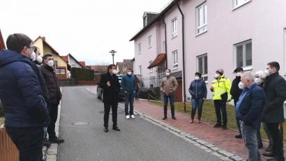 Bild: Portner
Der Bauausschuss mit Bürgermeister Rudolf J. Teplitzky (Mitte) machte sich ein Bild von der Beschaffenheit des Gehweges in der St.-Wendelin-Straße. Die Bewohner des Häuserblocks monieren die glatte Oberfläche des Pflasters.