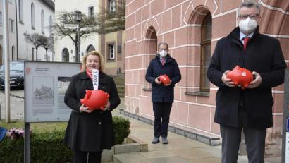 Bild: Kathrin Schmidt/exb
Petra Pöhlmann, die neue Leiterin der Sparkassen-Hauptstelle in Sulzbach-Rosenberg, brachte zum Antrittsbesuch bei Bürgermeister Michael Göth eine Spende von 3.000 Euro für die Kindergärten in der Stadt mit.