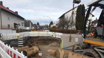Die Arbeiten für die Erneuerung von Kanal- und Wasserleitungen in der Kleinklenauer Straße und im Angerweg haben begonnen.