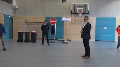 Bild: Hirsch
Gesundheitsbeauftragter Maximilian Lang, Wasserwachtsleiter Stefan Dirnberger, Bürgermeister Martin Birner und BRK-Bereitschaftsleiter Patrick Wolf (von links) eröffnen am Samstag um 15 Uhr in der Turnhalle der Neunburger Grundschule ein Corona-Schnelltestzentrum.