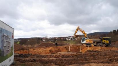 Bild: pz
Nach mehreren Anläufen in den vergangenen Jahren ist jetzt an der Pfaffenreuther Straße mit dem Neubau einer Eigentumswohnanlage begonnen worden.