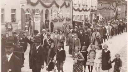 Archivbild: Stadt Vilseck/exb
Zur 600-Jahr-Feier der Vilsecker Stadterhebung war auch der Münchner Heimatverein mit dem Münchner Kindl angereist und nahm am Festzug teil. Hier geht es durch die Vorstadt Richtung Schlicht.