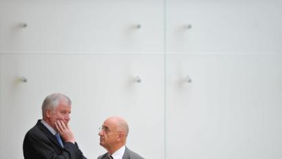 Archivbild: Andreas Gebert/dpa 
Der ehemalige bayerische Justizminister Alfred Sauter (rechts) – hier im Jahr 2012 mit dem damaligen Ministerpräsidenten Horst Seehofer – soll sich bei Masken-Geschäften in der Coronakrise bereichert haben.