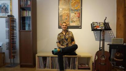 Bild: jut
Meier in seiner Wohnung in Regensburg. "Das Musik-Ding ist mein Leben", sagt er.