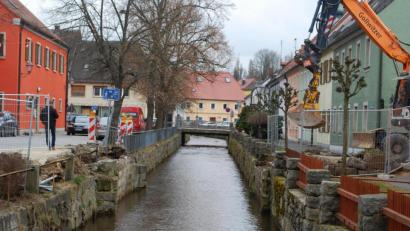 Bild: tss
Ein ungewohnter Anblick: Seit Mittwoch hat der Floßbach beim ehemaligen Feuerwehrhaus keine Brücke mehr.