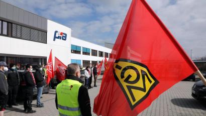 Bild: Wolfgang Steinbacher
Zweite Warnstreikwelle: PIA Amberg, Mitarbeiter werden in den Feierabend verabschiedet.