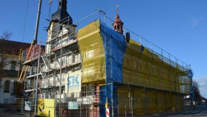 Bild: jr
Komplett eingerüstet ist jetzt das Historische Rathaus in Mitterteich. Stehen bleiben wird das Gerüst bis zum Herbst.