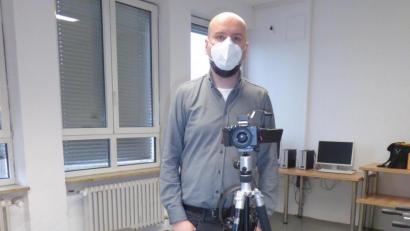 Bild: bba
Medienproduzent Daniel Kapulla arbeitet in den Klassen der Jugendlichen ohne Ausbildung an Bewerbungsvideos mit.
