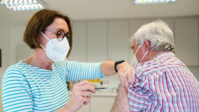 Bild: Nicolas Armer/dpa
Was hier in Hof eine Hausärztin bereits bei einem Pilotprojekt praktiziert, soll ab April auch in Weiden und dem Landkreis Neustadt die Regel sein: Hausärzte können ab dann Patienten die Impfung gegen Covid-19 verabreichen.