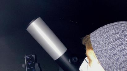 Bild: ero
Ein Schüler des Astro-Physik-Kurses beim Bedienen des Teleskops, welches mit der entsprechenden App verlinkt fantastische und farbige Bilder auf das Smartphone sendet.