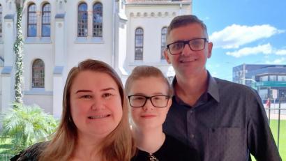 Bild: privat/exb
Pfarrer Márcio Trentini mit Ehefrau Vivian und Sohn Gustavo. Im Sommer übernimmt der brasilianische Seelsorger die Pfarrstelle in Kohlberg und Weiherhammer.
