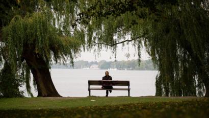 Bild: Maja Hitij/dpa
Die Isolation und Einsamkeit während der Coronakrise stellt für viele Menschen eine psychische Belastung dar. Trotzdem steigt die Zahl der Suizide bislang nicht.