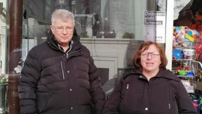 Bild: Stahl/exb
Gerhard Stahl und Angelika Stahl-Grundmann setzen an ihrem Schaufenster am Schwarzen Freitag ein Zeichen.
