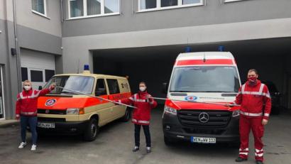 Bild: tok
Coronakonforme Schlüsselübergabe mit Bootshake: Links das bisherige, rechts das neue Einsatzfahrzeug der wasserwacht Windischeschenbach.
Julia Eger, Christina Bäumler und Thomas Heibl (von links) nehmen es stolz in Empfang.