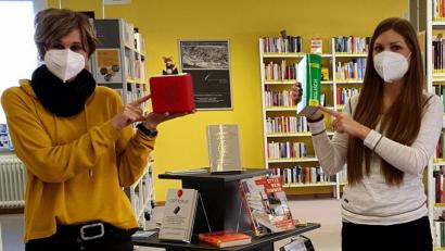 Bild: Susanne Meindl/exb 
Das Team der Stadtbibliothek – im Bild Eva Langhammer (links) und Leiterin Leonie Flachsmann – arbeitet derzeit an der Umsignierung von knapp 18 000 Sachmedien.
