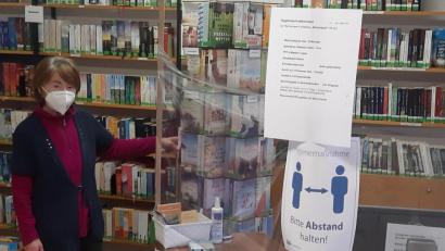 Bild: gis
Das Thema des Monats April im Bücherstadl Fichtelberg heißt "Unser Dorf soll erblüh´n". Um die derzeitigen Sicherheitsvorkehrungen zu erfüllen, haben die Verantwortlichen unter anderem eine "Einbahnstraßen"-Ordnung eingeführt.