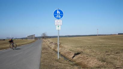 Bild: do
Trotz Sonnenschein bietet die Radwegtrasse ab Oberbibrach in Richtung zur Speinsharter Gemeindegrenze ein eher langweiliges Bild. Das Landschaftsbild soll deshalb mit einer Baumallee aufgewertet werden. Vorbildhaft beteiligen sich die Ratsmitglieder mit Baumspenden.