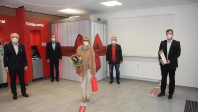 Bild: wro
Sparkassen-Vorstandsvorsitzender Ludwig Zitzmann (von links), Vorstandsmitglied Hans-Jörg Schön, Ines Wildenauer, Bürgermeister Toni Dutz und Projektleiter Thomas Bernreuther vor dem Start des neuen Angebots.