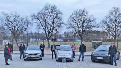 Bild: twi
Die Initiatoren Maria Schlögl (Zweite Bürgermeisterin), Dieter Buchner, Max Geitner, Dieter Rosenberg (Dritter Bürgermeister), Thomas Käsbauer, Christina Sachs, Alexander Linek, Hubert Schöner und Thomas Weber (von links) fordern die Errichtung von Ladestationen für E-Autos.