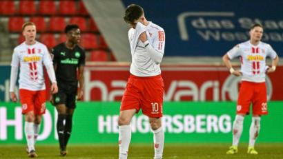 Bild: Armin Weigel/dpa
Die Ernüchterung bei den Spielern des SSV Jahn Regensburg (vorne Kaan Caliskaner) nach der Pleite gegen Fürth war riesengroß.