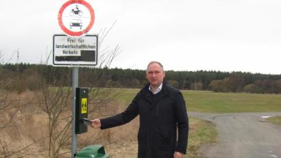 Bild: sei
Bürgermeister Richard Kammerer hat zwei neue Hundekot-Beutel-Halter aufstellen lassen. In der letzten Sitzung des Marktgemeinderates ging der Apell an die Bürger, für Sauberkeit auf Gehwegen und Spazierwegen zu sorgen.