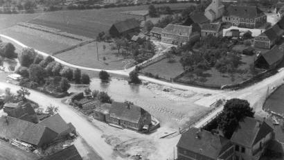Bild: Archiv Markt Schmidmühlen
Emhof in den 1950er-Jahren: Zu dieser Zeit haben die Bürger die Hoffnung noch nicht aufgegeben, die Selbstständigkeit der Ortschaft erhalten zu können.