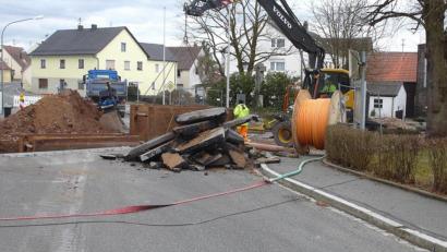 Bild: bk
Mitten in Kaltenbrunn wird seit geraumer Zeit mächtig gewerkelt. Die Dorferneuerung hinterlässt erst einmal weniger schöne Spuren.