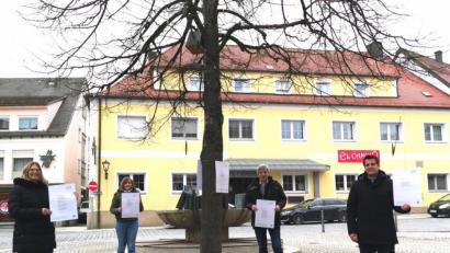 Bild: Portner
Bürgermeister Rudolf J. Teplitzky (rechts) und Sonja Bodensteiner (links) freuen sich mit dem LTO-Team Verena Piehler und Wolfgang Meidenbauer über die laminierten Gedichte am Marktplatz (Bild), hinterm Rathaus und in der Allee.