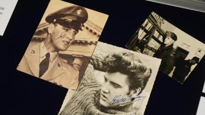 Bild: gsb
Ausstellungsstücke, von einem der Musikgeschichte schrieb: Viele der gezeigten Bilder sind mit Autogramnen von Elvis Presley versehen.