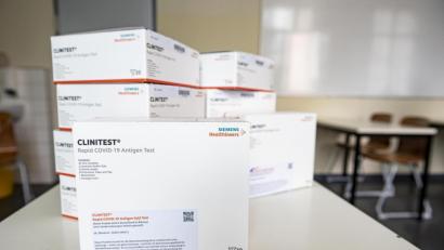 Bild: Fabian Sommer/dpa
Ein Stapel Covid-19-Schnelltests von Siemens Healthineers liegen in einem Klassenzimmer. Die Tests werden auch in bayerischen Schulen eingesetzt.