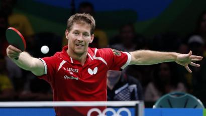 Bild: Jeon Heon-Kyun/dpa
Rio, August 2016: Bastian Steger kämpft bei den Olympischen Spielen in Brasilien um eine Medaille. Wie schon vier Jahre zuvor in London holt er zusammen mit Timo Boll und Dimitrij Ovtcharov die Bronzemedaille. Steger feiert am Freitag seinen 40. Geburtstag.