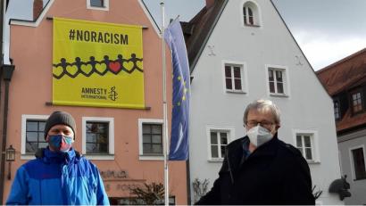 Bild: uz
Hugo Braun-Maierhöfer (links) und Veit Wagner von amnesty international befestigten am Mittwoch ein Banner an einem Gebäude auf dem Oberen Markt.