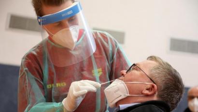 Bild: Wolfgang Steinbacher
Die Stadt Amberg hat für ihre Mitarbeiter ein Corona-Schnelltestzentrum in der Turnhalle der städtischen Wirtschaftsschule eingerichtet. Oberbürgermeister Michael Cerny ging mit gutem Beispiel voran und ließ sich als einer der Ersten testen.