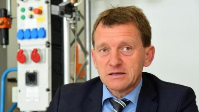 Archivbild: Petra Hartl 
Professor Markus Brautsch von der OTH Amberg-Weiden plädiert bei längerfristiger Energiespeicherung für Wasserstoffspeicher.