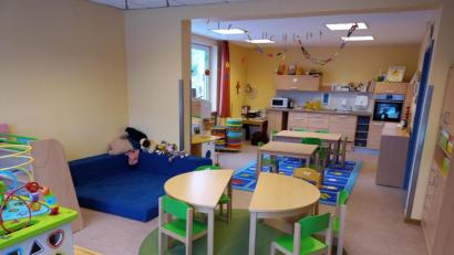 Bild: dob
Ab sofort können Kinder vom dritten Lebensjahr an für die Schulvorbereitende Einrichtung (SVE) angemeldet werden. Eine SVE besuchen Kinder, bei denen der Förderbedarf innerhalb der Wahrnehmung, der Motorik, ihrem Sozialverhalten und der Sprache höher ist und somit vom Leben und Lernen in einer kleineren Gruppe profitieren.