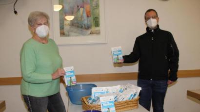 Bild: ads
Stadtpfarrer Thomas Helm begrüßt die Idee der Pfarrgemeinderatssprecherin Elisabeth Schaller, mit einer Spendenaktion „Fastensuppe to go“ auf Corona zu reagieren, um Misereor auch in Ausnahmezeiten zu unterstützen.