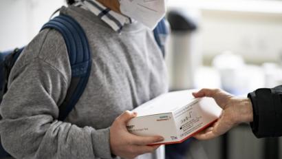 Symbolbild: Fabian Sommer/dpa
Eine Schülerin bekommt ihren Covid-19-Schnelltest Clinitest von Siemens Healthineers. Unter anderem dieser Selbsttest wird in bayerischen Schulen verwendet.