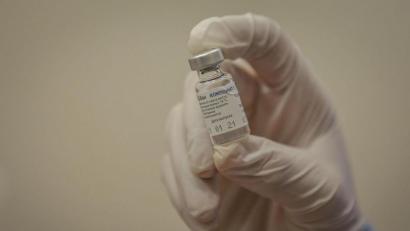 Bild: Mohammed Talatene/dpa
Der russische Corona-Impfstoff Sputnik V in einem medizinischen Zentrum der «United Nations Relief and Works Agency» (UNRWA).