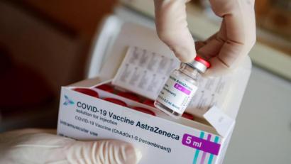 Bild: Hannibal Hanschke/dpa
Entwarnung für den Impfstoff von Astrazeneca: Die Europäische Arzneimittelbehörde EMA sieht die Vorteile des Vakzins als deutlich größer an als die Risiken.
