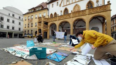 Bild: Stephan Huber
Statt der rund 150 Unterstützer waren zumindest deren Namen präsent bei der Aktion von Fridays for Future Amberg: Die Gruppe setzte am Freitag mit Plakaten und Papierbögen ein Zeichen für Klimaschutz auf dem Amberger Marktplatz.