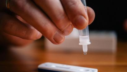 Bild: Zacharie Scheurer/dpa
Lösung auf eine Testkassette träufeln und dann eine Viertelstunde warten, ob Verdacht auf eine Coronainfektion vorliegt. Dieses Ritual könnte demnächst hundertfach an Schulen Realität werden.