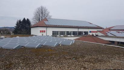 Bild: gi
Das Dach der Pausenhalle (vorne) und die gesamte Turnhalle (im Hintergrund) sind sehr sanierungsbedürftig. Der Markt Moosbach lotet derzeit die Fördermöglichkeiten aus.