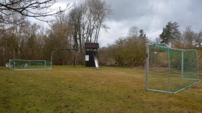 Bild: jr
Zwei neue Geräte werden für den Spielplatz in Leonberg gekauft. Normalerweise sollten diese im Rahmen der Dorferneuerung angeschafft werden, doch wegen der Verzögerung des Maßnahmenbeginns wird die Gemeinde selbst tätig.