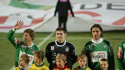 Bild: Josef Maier
Eingerahmt von zwei Fußballgröße: Torwart Wolfgang Hesl (hinten Mitte) vor dem Spiel des SV Ried gegen Wacker Innsbruck neben Oliver Glasner (links), dem jetzigen Coach des VfL Wolfsburg, und Martin Stocklasa (rechts), der seit kurzem Nationaltrainer Liechtensteins ist.